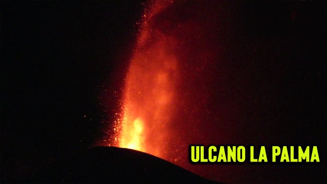 'Lava flows from volcanic eruption in La Palma approaching homes '