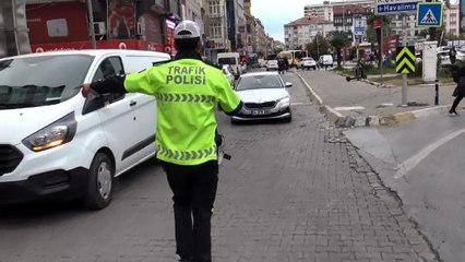 AVCILAR'DA TERS YÖNE GİREN SÜRÜCÜLERE CEZA YAĞDI