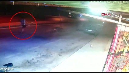 Alkollü genç yoldan geçen araçları taşa tuttu