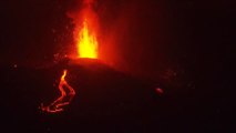 El volcán de La Palma aumenta su actividad explosiva y la lava arrasa en su paso hacia el mar