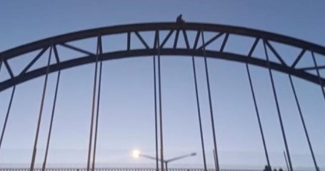 17 yaşındaki genç sevgilisi terk ettiği için otoyol köprüsünden atladı