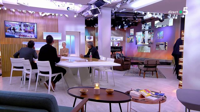 Un problème technique en direct dans l'émission C à vous sur France 5 perturbe Anne-Elisabeth Lemoine - VIDEO