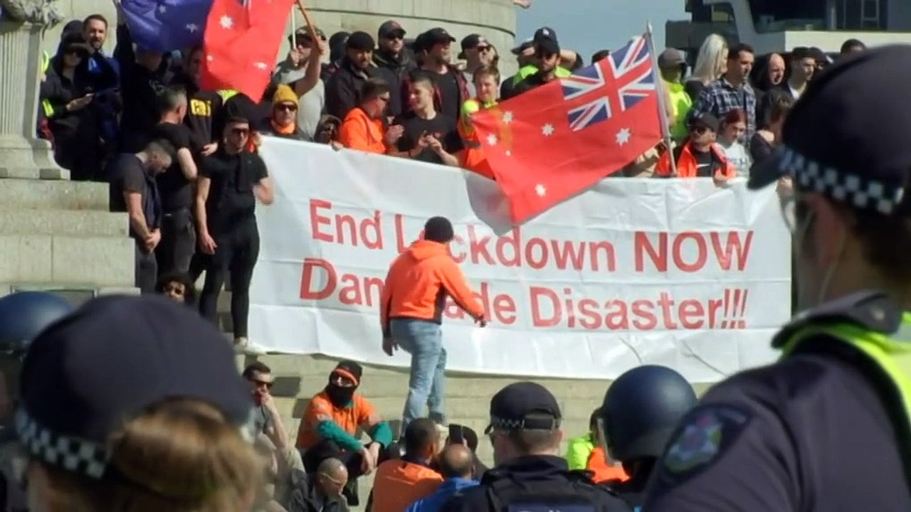 Victorian police move in on protesters gathered at Shrine of Remembrance