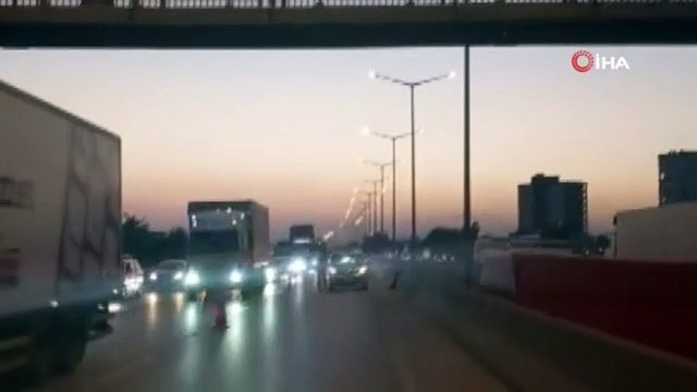 Korku dolu anlar! 17 yaşındaki genç sevgilisi terk ettiği için otoyol köprüsünden atladı