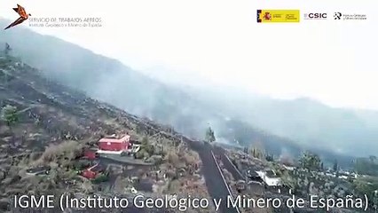 Download Video: Volcán de La Palma: las enormes coladas de lava, vistas desde un helicóptero