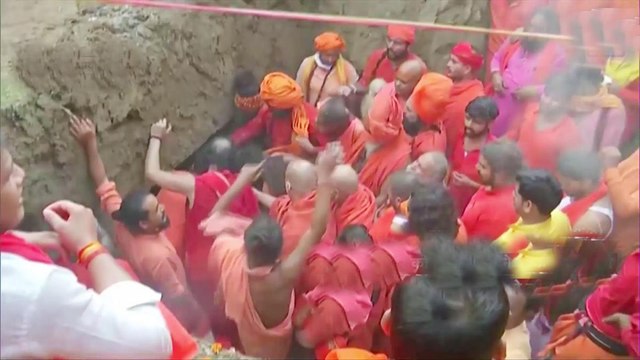How bhu-samadhi been accorded to Mahant Giri? watch rituals