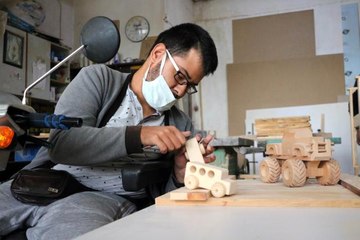 Ekolojik ahşap oyuncak yaparak hayata tutunuyor