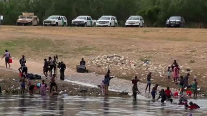 Miles de personas aguanten en un campamento para cruzar el Río Grande