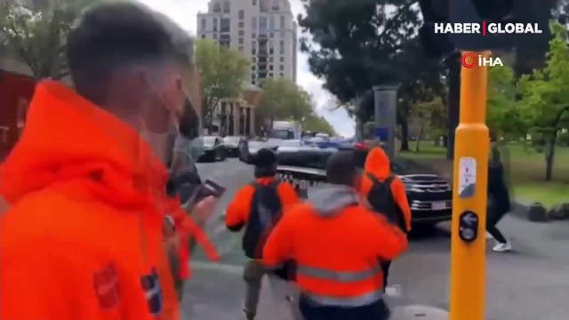 Aşı karşıtları polise saldırdı, plastik mermili müdahaleden böyle kaçtı