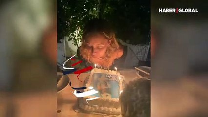 Ünlü yıldızın zor anları! Doğum günü pastasındaki mumları üflerken saçları tutuştu