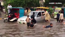  Pakistan’da sel felaketi! Sokaklar sular altında kaldı
