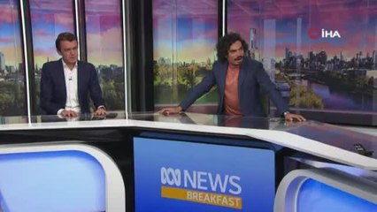 Avustralya'da televizyon stüdyosunda deprem anı