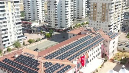 Скачать видео: GAZİANTEP - Onarılan meslek lisesinin çatısına güneş enerjisi santrali kuruldu