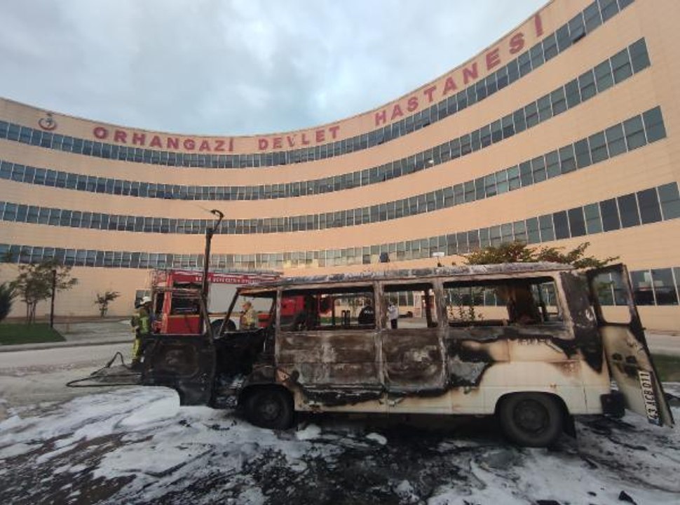 Son dakika haber: Hastane bahçesindeki minibüste yangın çıktı, içinde uyuyan çift son anda kurtuldu