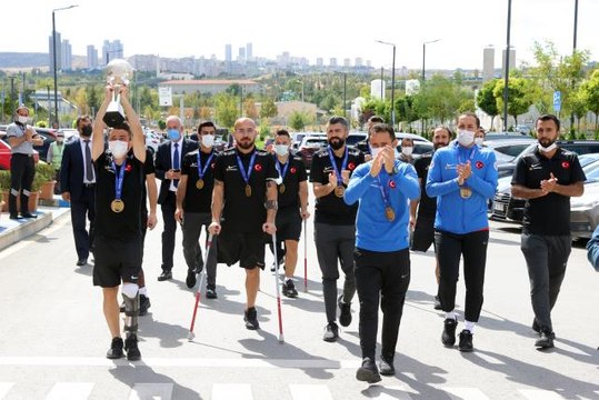 Ampute Milli Futbol Takımı kupa sözü verdikleri sağlıkçıları ziyaret etti