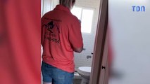Un ouvrier en colère casse le nouvelle salle de bain à coups de massue