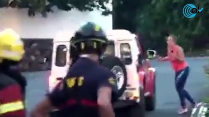 Periodistas dejan lo que están haciendo para ayudar a una familia a evacuar su hogar en La Palma