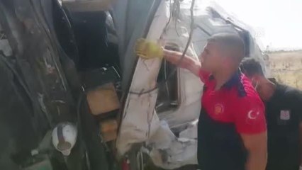 Devrilen tırda sıkışan sürücü kurtarıldı