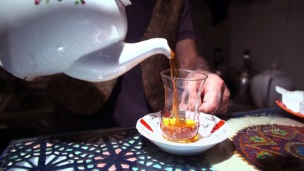 مالك أقدم بيوت الشاي في طهران يسقي زواره كوباً معداً بشغف