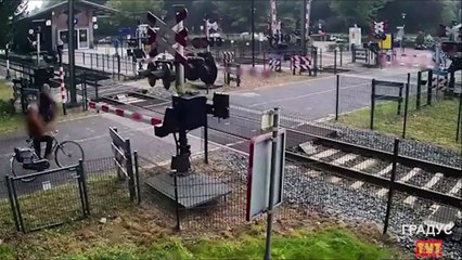 Descargar video: Elle traverse la voie ferrée au pire moment et échappe de justesse au train