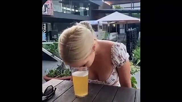 Elle boit une biere sans les mains... la femme parfaite