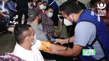 Trabajadores de la salud continúa inmunización contra la Covid-19 de noche