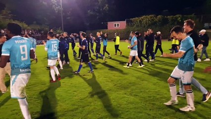 Der HFC Falke und die Prague Raptors feiern mit den Fans