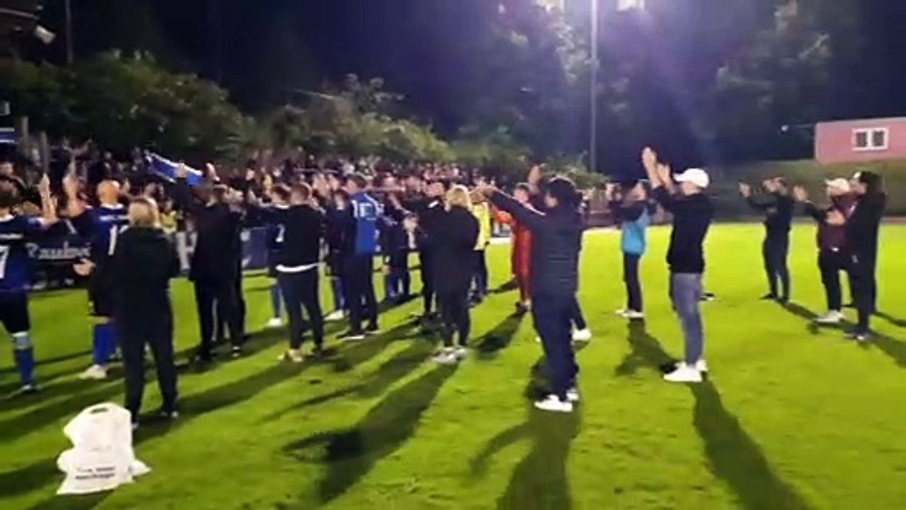 Der HFC-Anhang feiert die Mannschaft