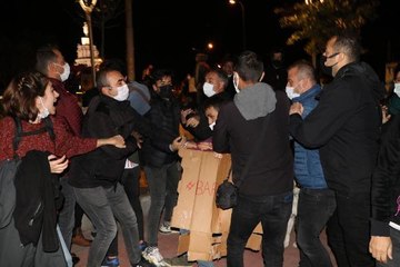 PROTESTONUN ARDINDAN GECEYİ PARKTA GEÇİRMEK İSTEYEN ÖĞRENCİLERE POLİS İZİN VERMEDİ 6 GÖZALTI