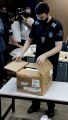 Agentes da Polícia Civil abre caixas com documentos da BHTrans encontradas por gerente exonerado