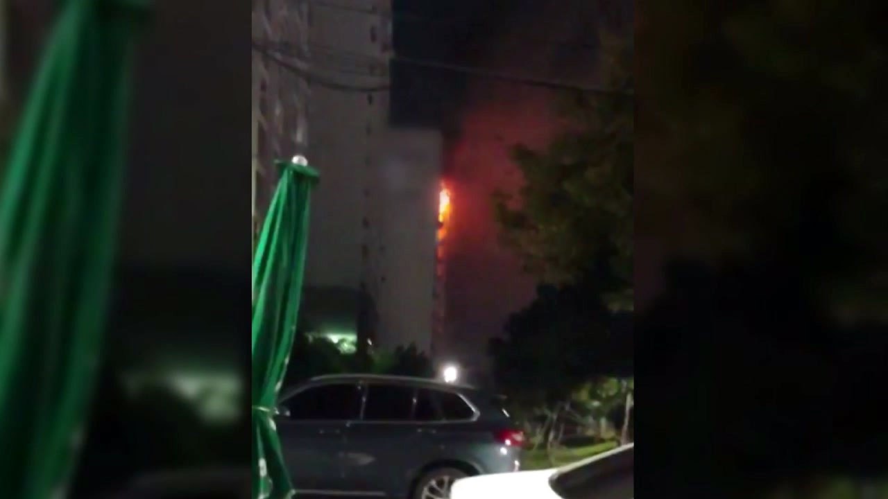 목포 15층짜리 아파트에서 불...노부부 전신 화상 등 부상 / YTN