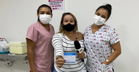 ‘Repórter do Povo’ da TV Diário do Sertão é vacinada contra a Covid ao vivo e vibra: ‘Imunizada!’