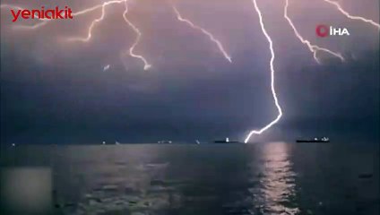 Şimşekler görsel şölen oluşturdu