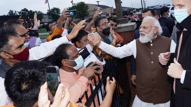 PM's US visit: Modi greeted the crowd gathered to meet him