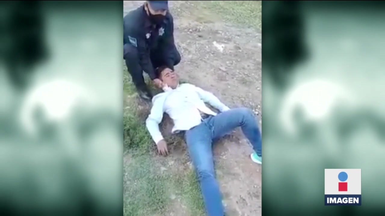 Patrulla embiste a dos jóvenes en moto; los dos están graves