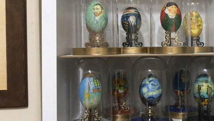 Resim öğretmeni, sanatını tavuk yumurtalarını oyarak icra ediyor