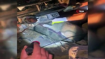 Kafası vites boşluğuna sıkışan köpeği itfaiye kurtardı