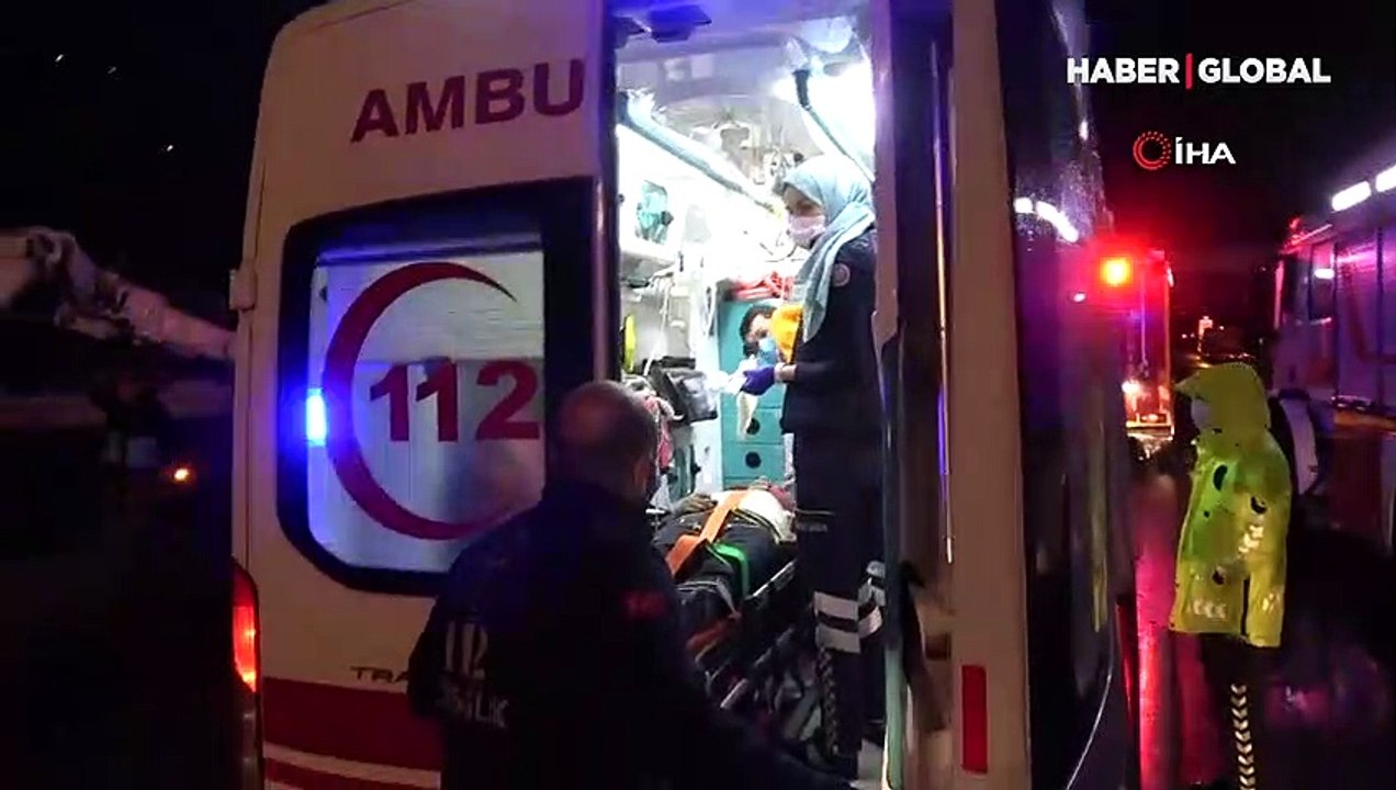 Parçalara ayrılan tırda sıkışan yaralı sürücüyü 1 saatte kurtardılar