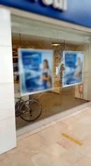 "Japonya ve Amerika'dan 100 bin dolar gelecek" dedi, bankanın camlarını kırdı