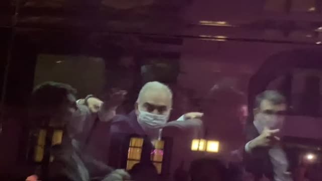 El ministro de Sanidad brasileño responde con una peineta a un grupo de manifestantes que le increpaba