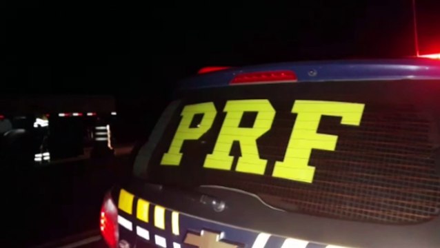 Carreta tem 'pane seca' e interdita BR-277 nas proximidades do Trevo Cataratas