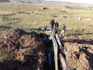 PAZAR GÜNÜ SUSUZ KALAN ARDAHAN'DA SU BORU HATTI PARÇALANMIŞ