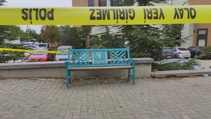 Hastanenin önünde oturan doktoru, baldırından bıçakladı