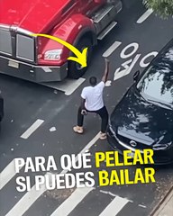 Este automovilista no quiso pelear, ¡él quiso bailar!  