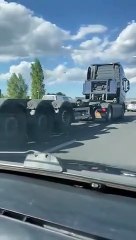 Una furgoneta circula varios km en sentido contrario y acaba chocando de frente con un coche