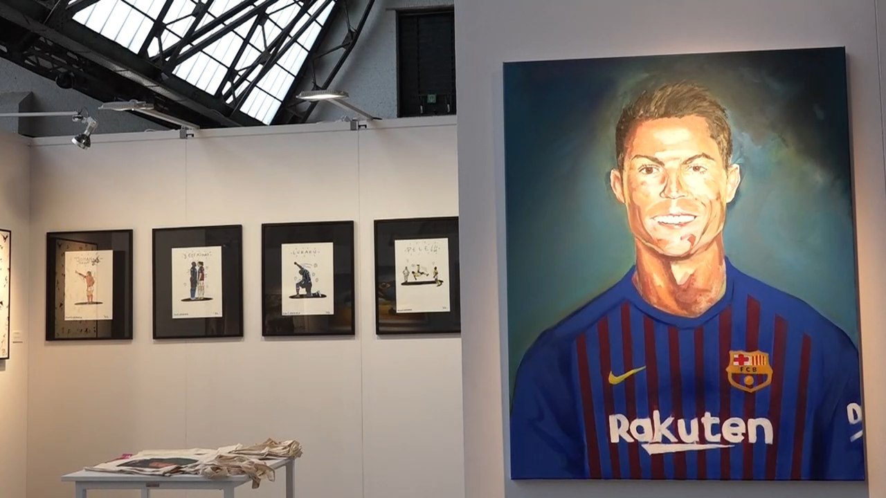 Messi con la camiseta del Madrid y Cristiano con la del Barça, en la feria de arte asequible de Bruselas