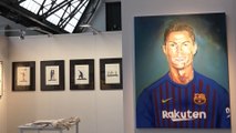 Messi con la camiseta del Madrid y Cristiano con la del Barça, en la feria de arte asequible de Bruselas