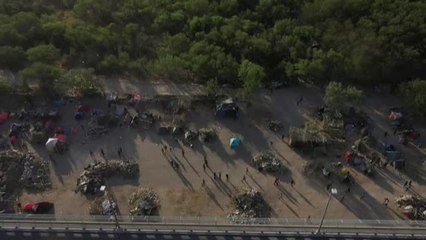 Un muro de patrullas para contener a los inmigrantes en Texas