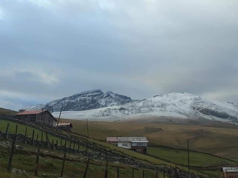 Doğu Karadeniz'in yüksek kesimlerine kar yağdı