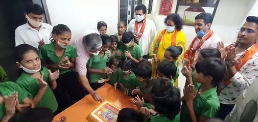 सेवा-समर्पण अभियान में बच्चों संग बांटी खुशियां